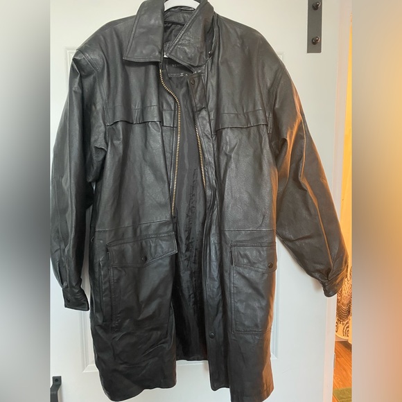 The jacket was a gift, but doesn’t fit. It should be worn by someone with style! - Picture 2 of 4